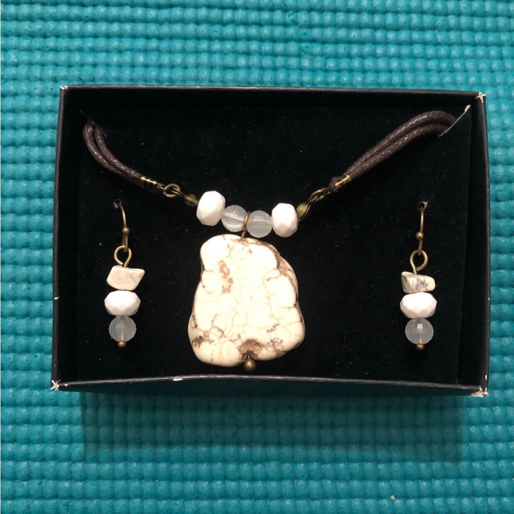 Beautiful🥳HP🥳Stone Necklace & Earring Set